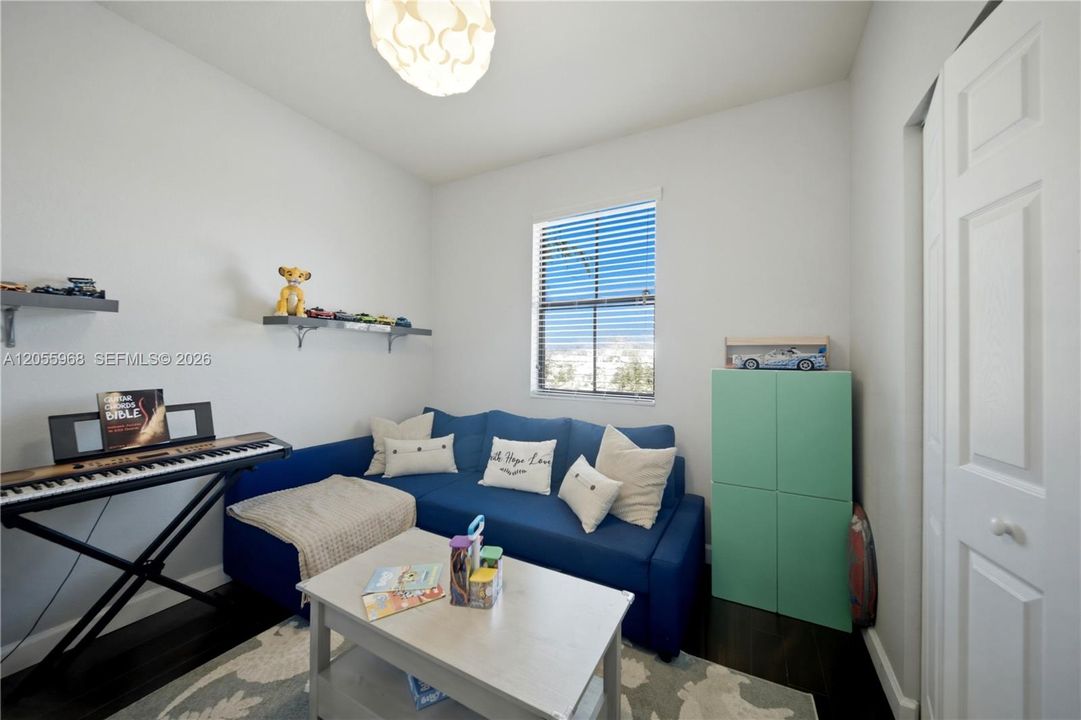 En Venta: $445,000 (4 camas, 3 baños, 1736 Pies cuadrados)
