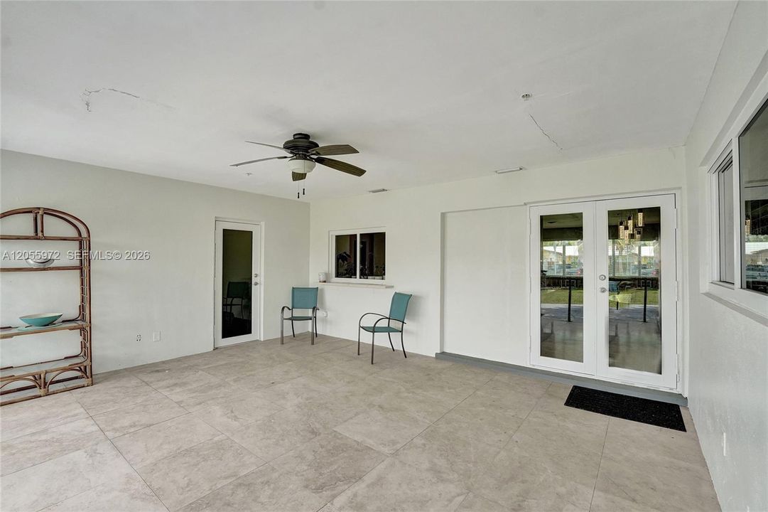 Screened-in, tiled patio great for dining and entertaining rain or shine