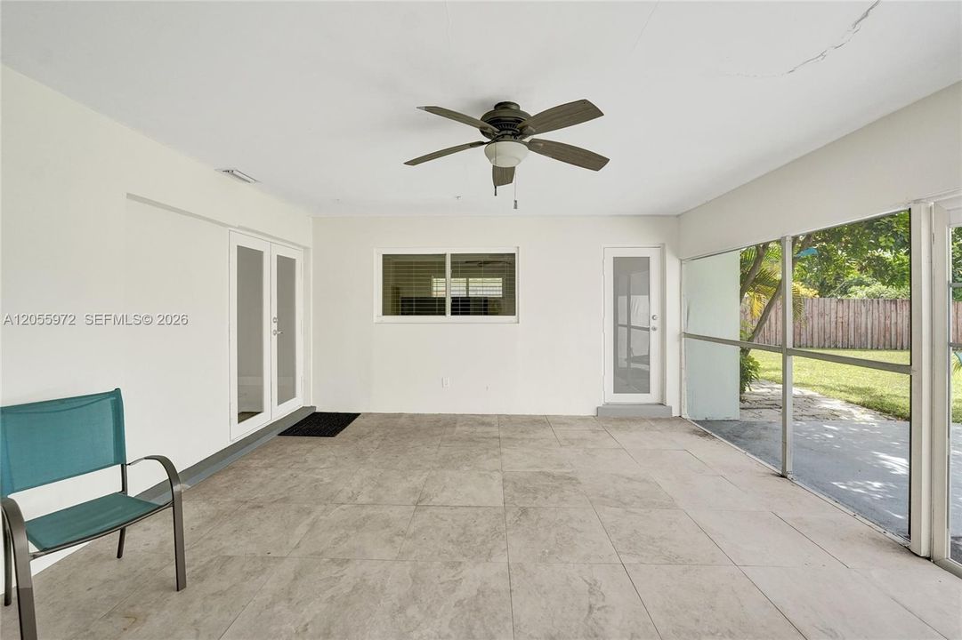 Screened-in, tiled patio
