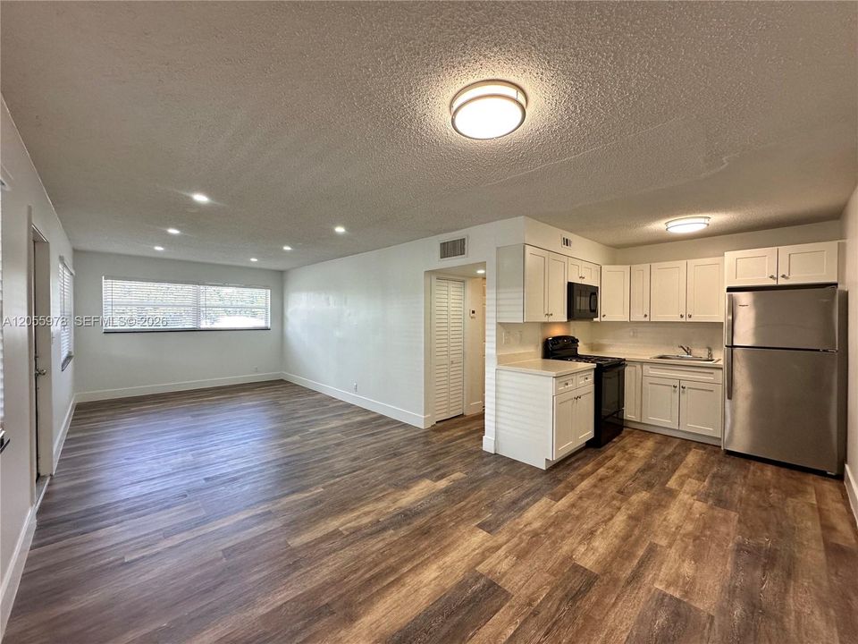 For Rent: $1,695 (1 beds, 1 baths, 700 Square Feet)