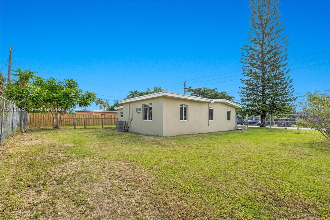 For Sale: $550,000 (5 beds, 3 baths, 1662 Square Feet)