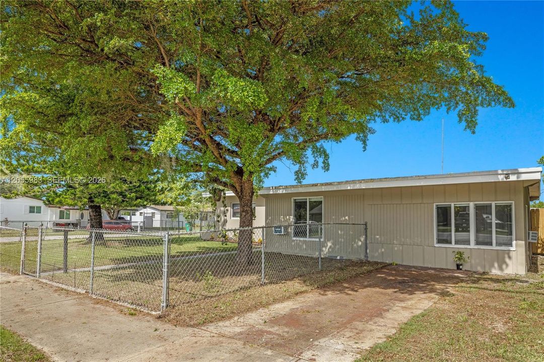 For Sale: $550,000 (5 beds, 3 baths, 1662 Square Feet)