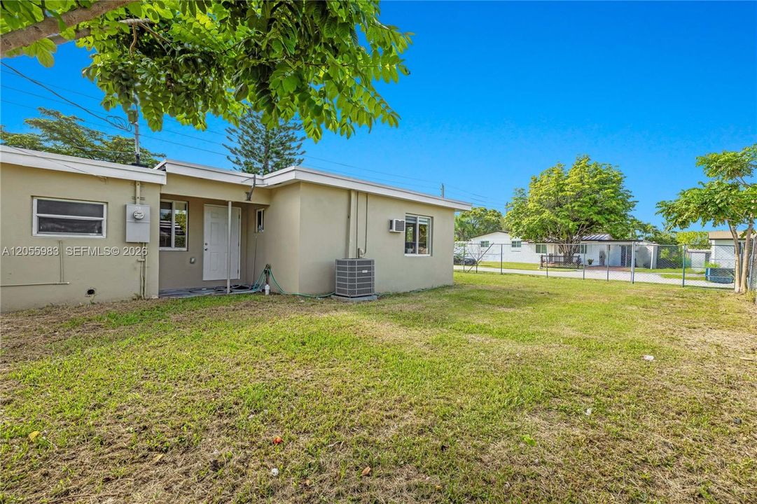 For Sale: $550,000 (5 beds, 3 baths, 1662 Square Feet)