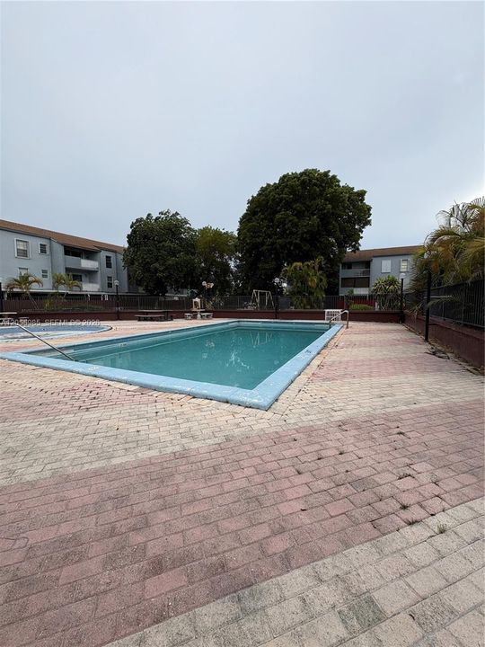 For Sale: $225,000 (2 beds, 2 baths, 926 Square Feet)