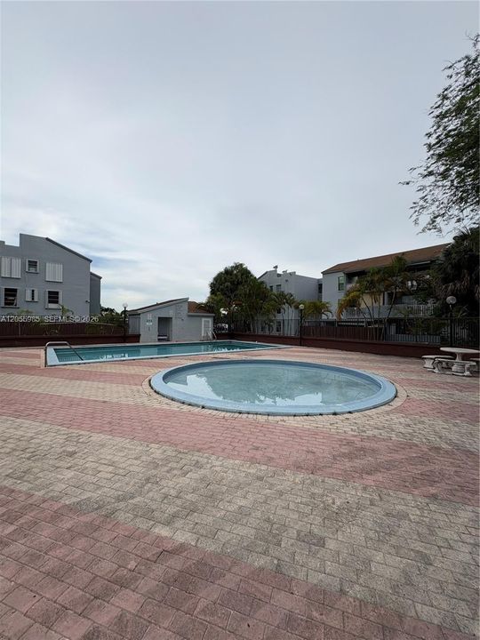 For Sale: $225,000 (2 beds, 2 baths, 926 Square Feet)