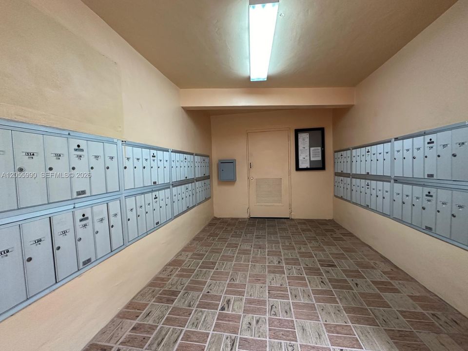 For Sale: $225,000 (2 beds, 2 baths, 965 Square Feet)