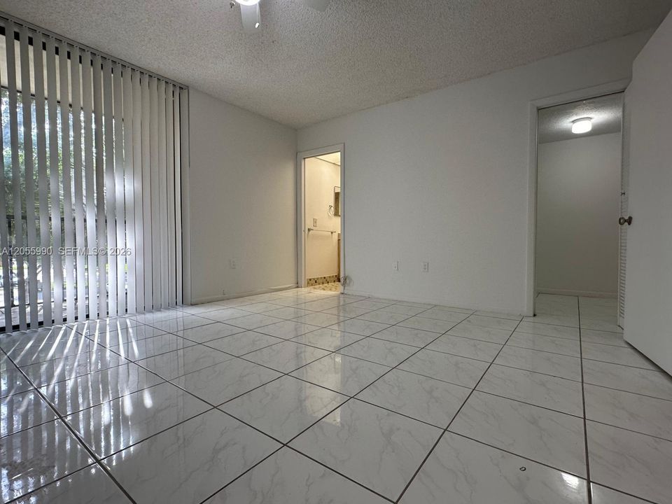 For Sale: $225,000 (2 beds, 2 baths, 965 Square Feet)