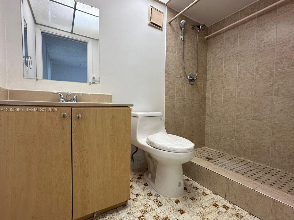 For Sale: $225,000 (2 beds, 2 baths, 965 Square Feet)