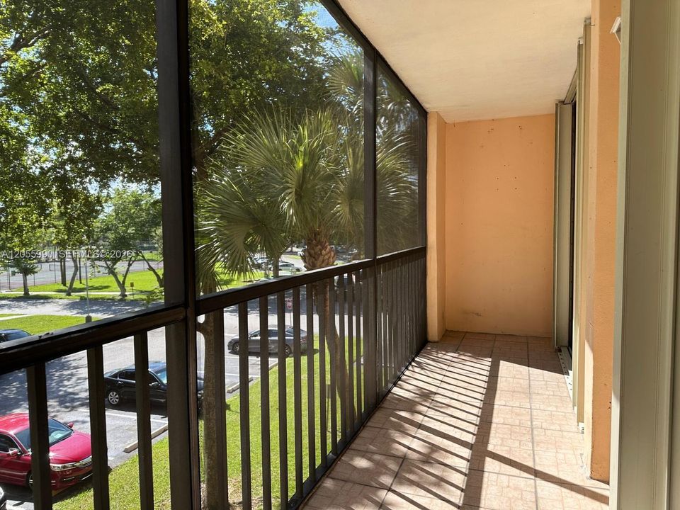 For Sale: $225,000 (2 beds, 2 baths, 965 Square Feet)