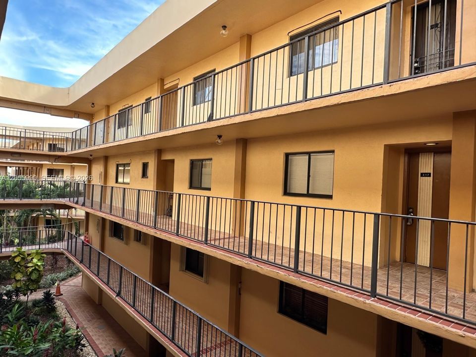 For Sale: $225,000 (2 beds, 2 baths, 965 Square Feet)