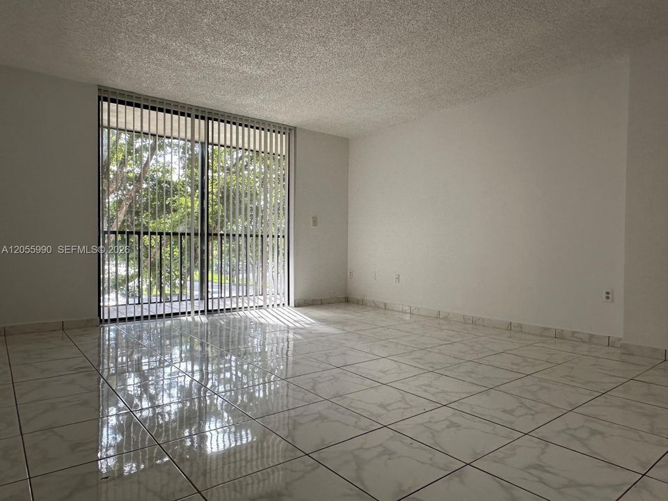 For Sale: $225,000 (2 beds, 2 baths, 965 Square Feet)