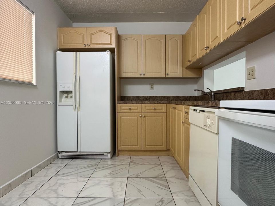 For Sale: $225,000 (2 beds, 2 baths, 965 Square Feet)