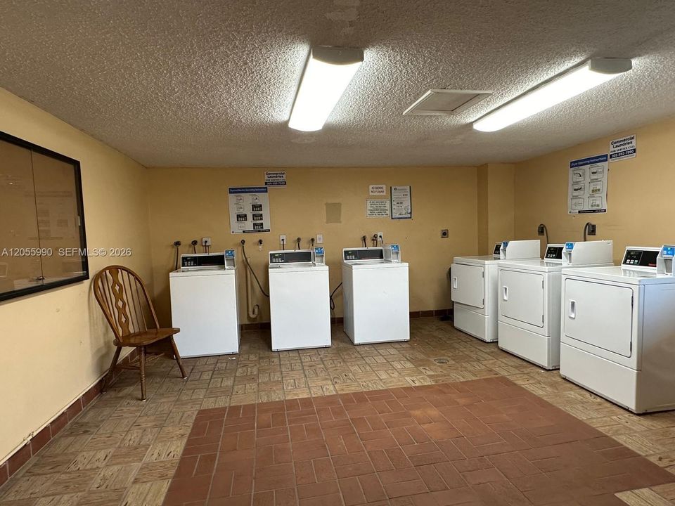 For Sale: $225,000 (2 beds, 2 baths, 965 Square Feet)