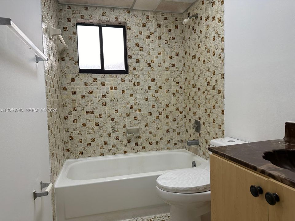 For Sale: $225,000 (2 beds, 2 baths, 965 Square Feet)