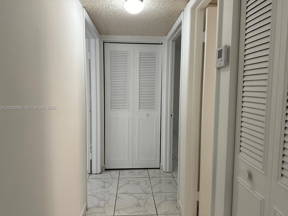 For Sale: $225,000 (2 beds, 2 baths, 965 Square Feet)