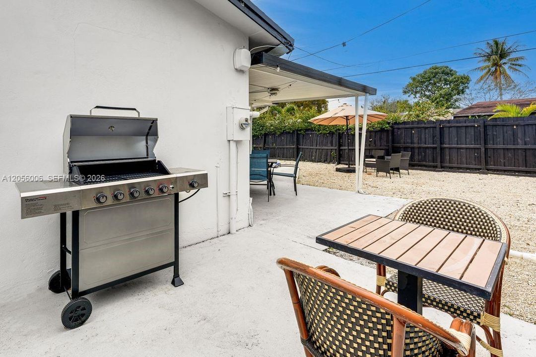 For Sale: $640,000 (3 beds, 2 baths, 1215 Square Feet)