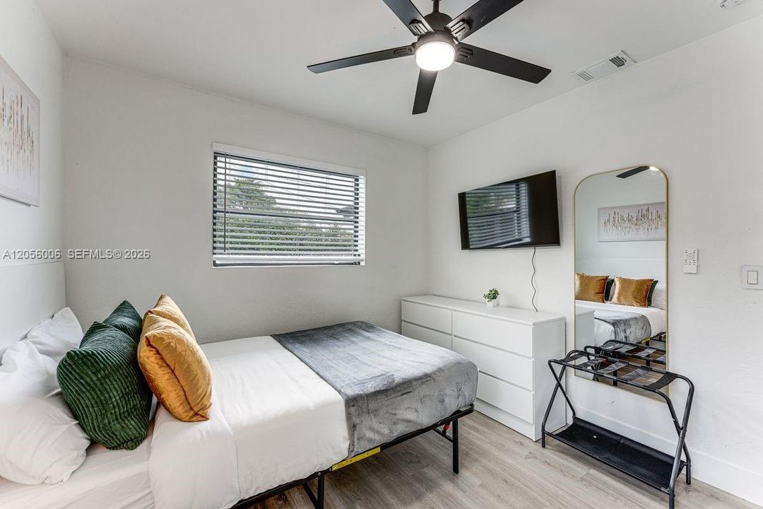For Sale: $640,000 (3 beds, 2 baths, 1215 Square Feet)