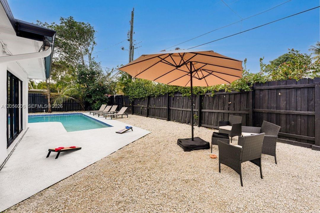 For Sale: $640,000 (3 beds, 2 baths, 1215 Square Feet)