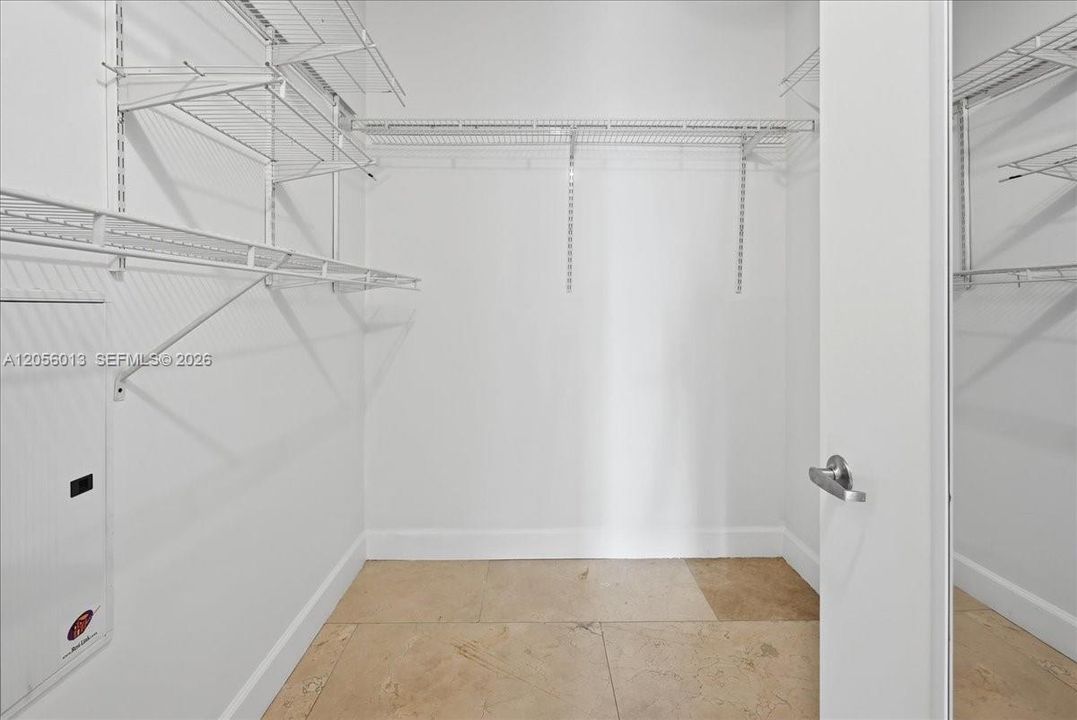 For Rent: $3,200 (1 beds, 1 baths, 868 Square Feet)