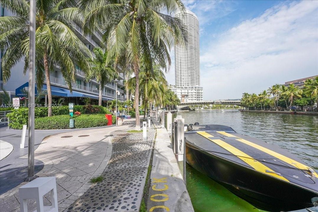 For Rent: $3,200 (1 beds, 1 baths, 868 Square Feet)