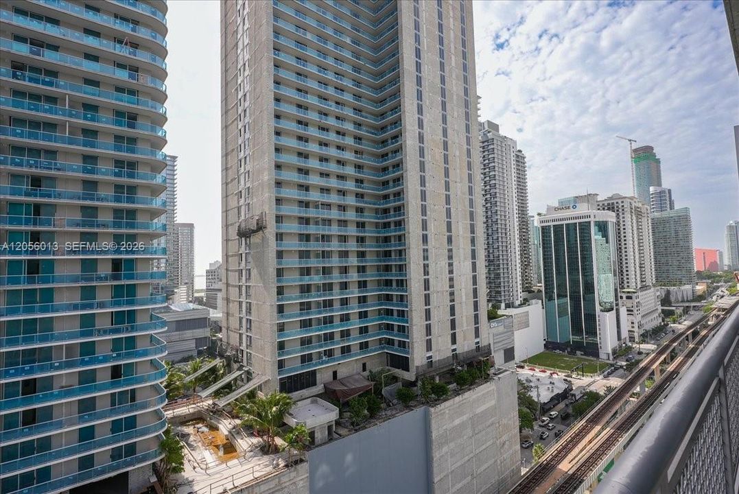 For Rent: $3,200 (1 beds, 1 baths, 868 Square Feet)