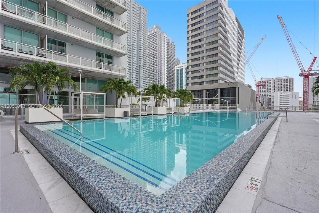 For Rent: $3,200 (1 beds, 1 baths, 868 Square Feet)