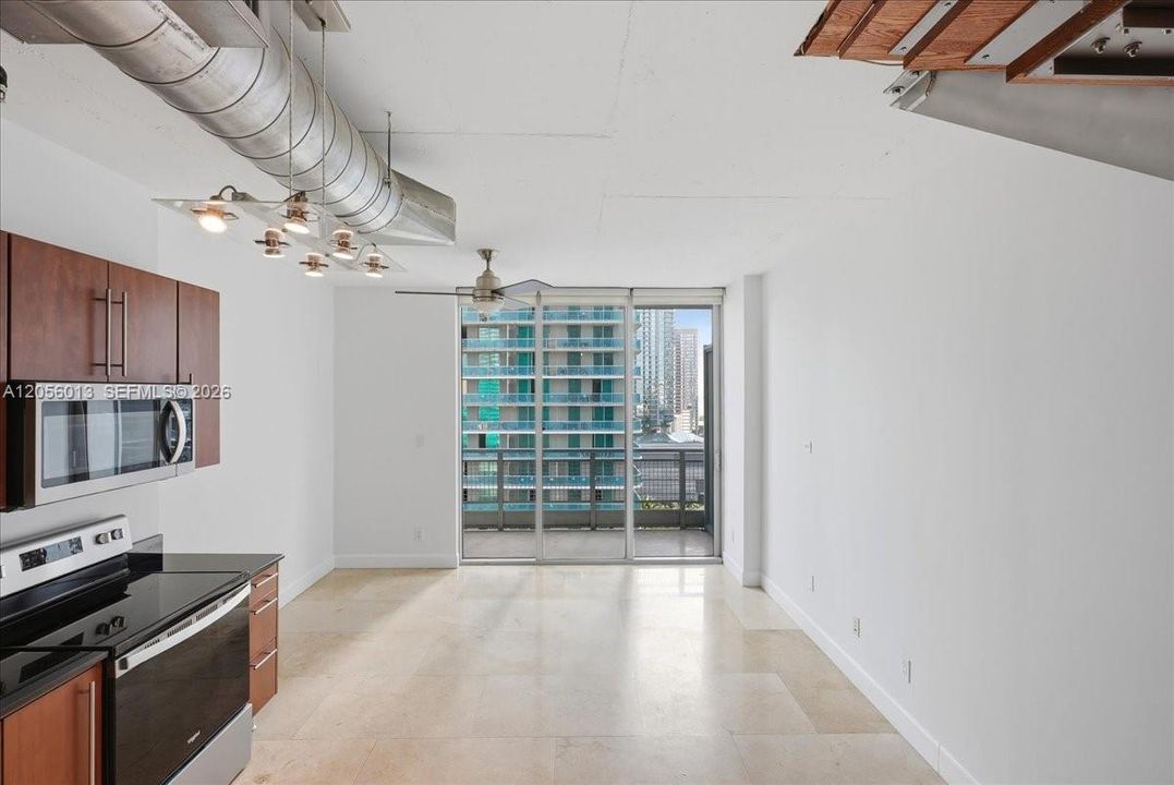 For Rent: $3,200 (1 beds, 1 baths, 868 Square Feet)