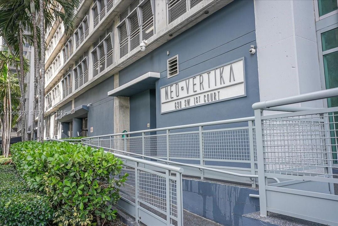 For Rent: $3,200 (1 beds, 1 baths, 868 Square Feet)