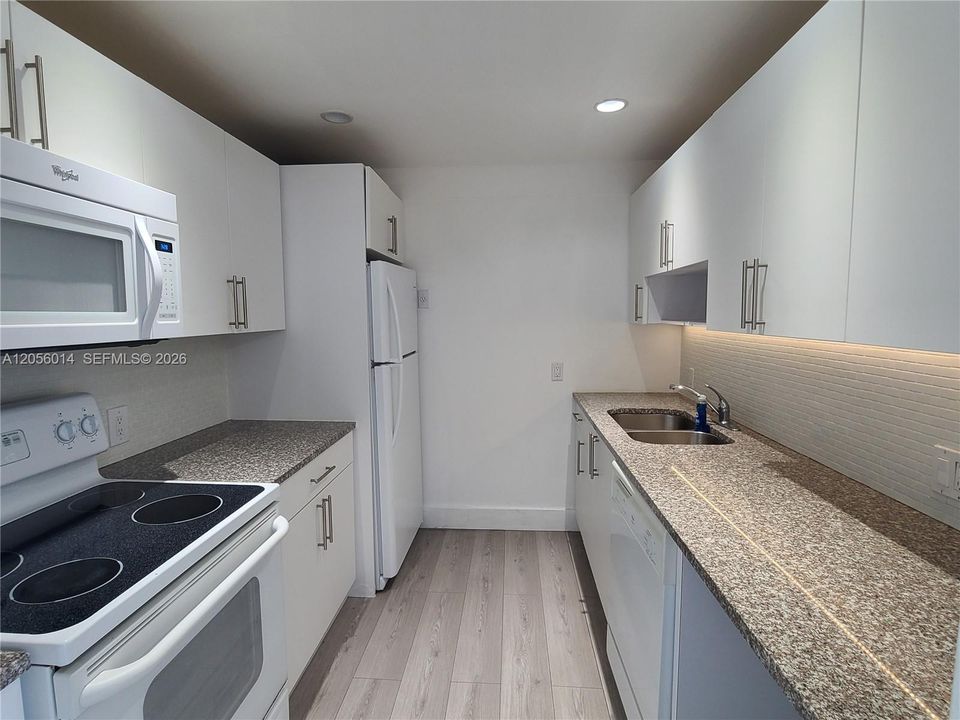 На продажу: $315,000 (2 спален, 2 ванн, 996 Квадратных фут)
