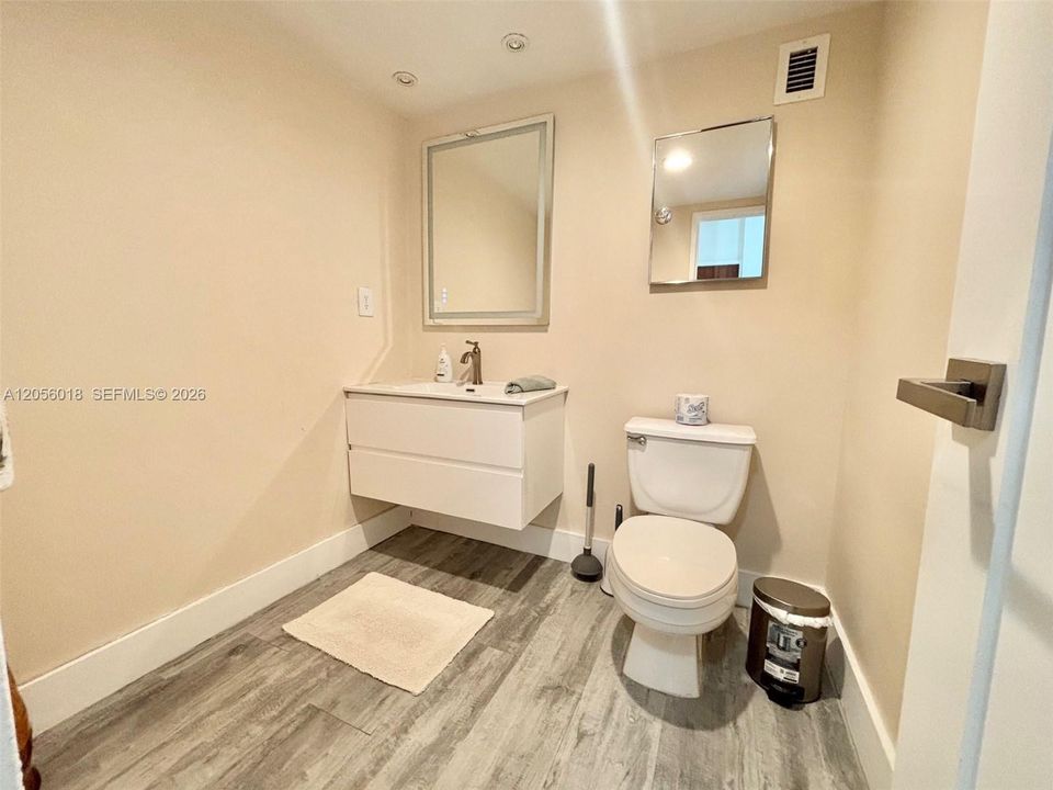 For Rent: $4,000 (2 beds, 1 baths, 1070 Square Feet)