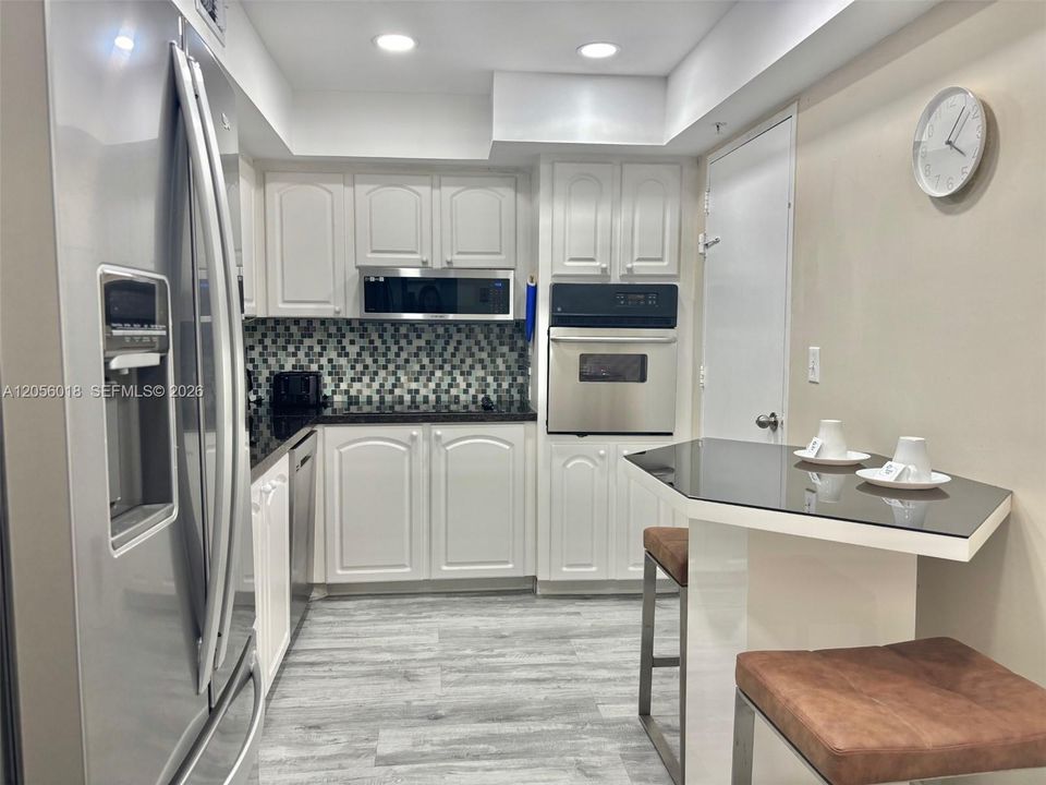 For Rent: $4,000 (2 beds, 1 baths, 1070 Square Feet)