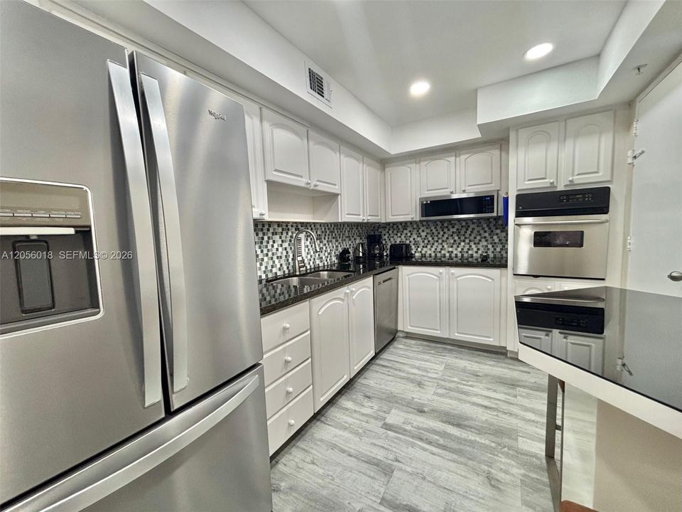 For Rent: $4,000 (2 beds, 1 baths, 1070 Square Feet)