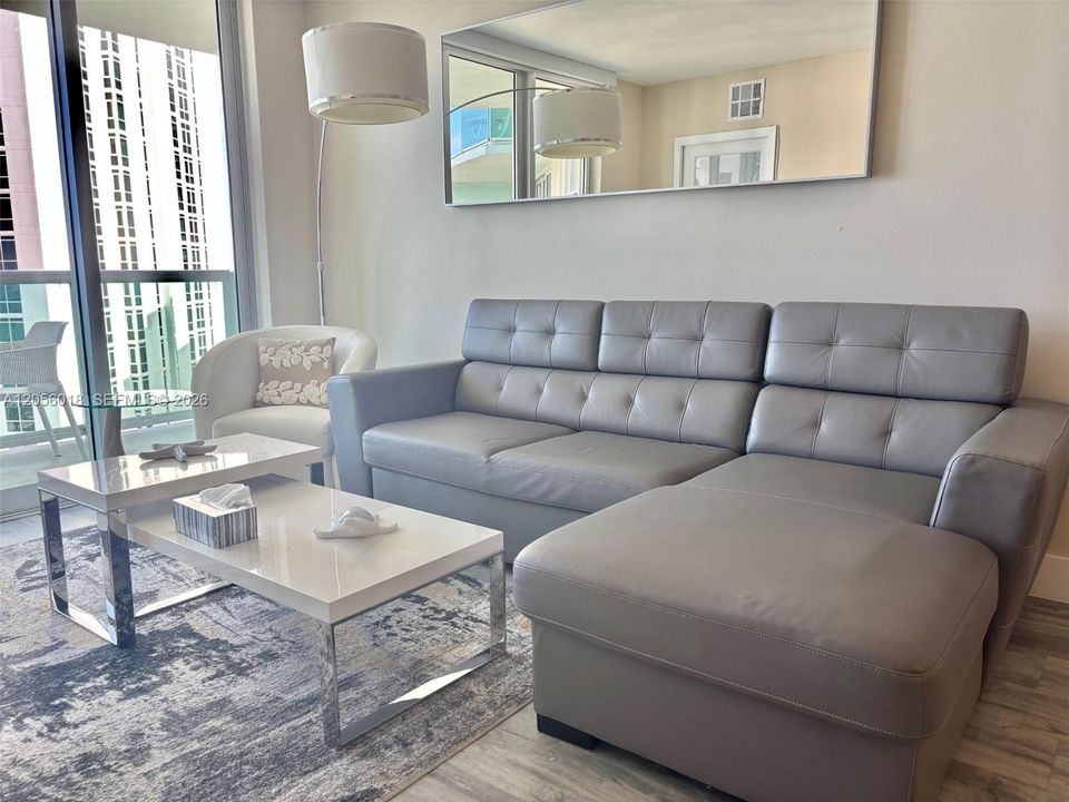 For Rent: $4,000 (2 beds, 1 baths, 1070 Square Feet)