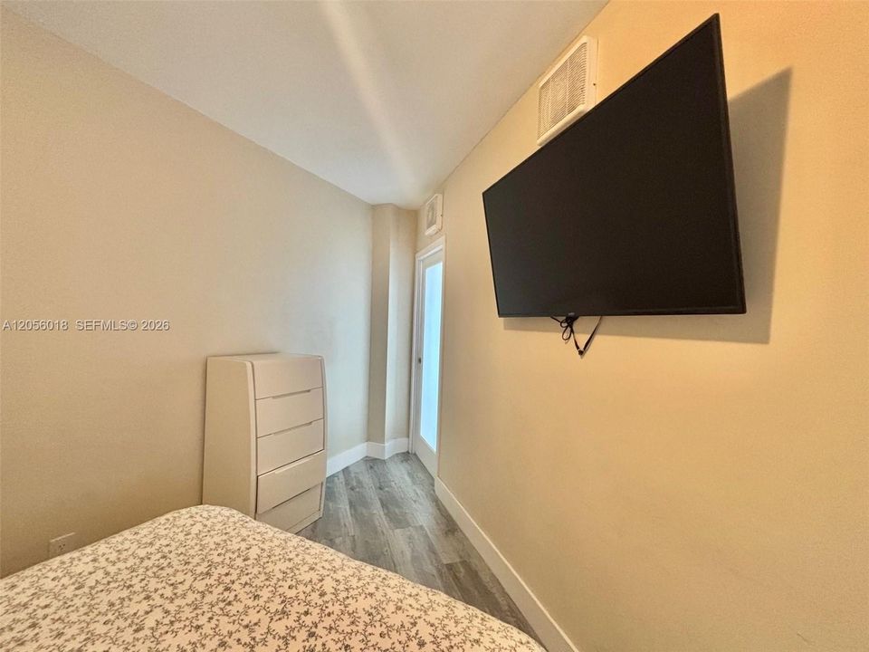 For Rent: $4,000 (2 beds, 1 baths, 1070 Square Feet)