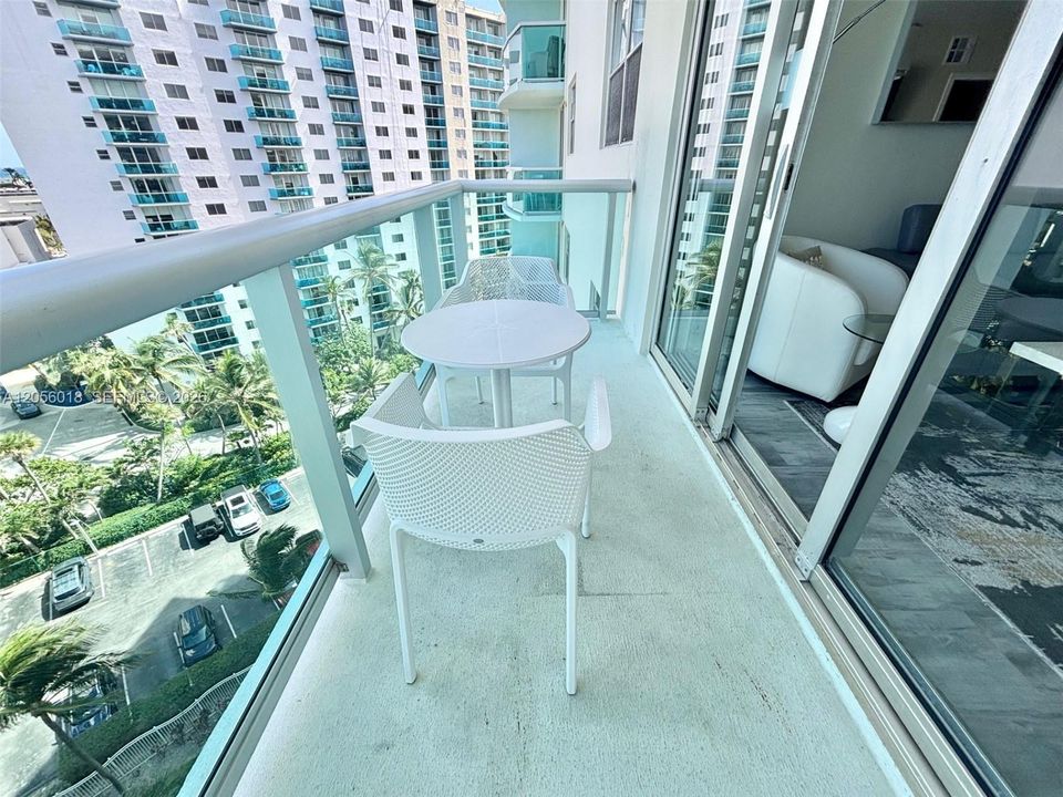 For Rent: $4,000 (2 beds, 1 baths, 1070 Square Feet)