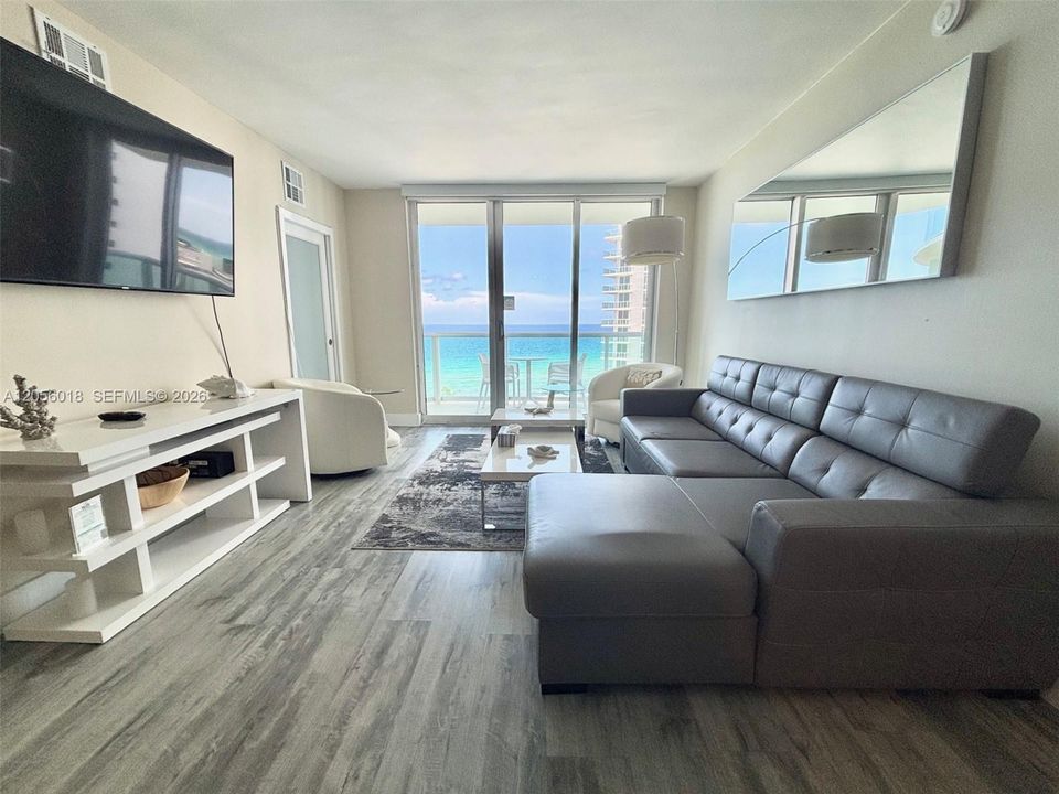 For Rent: $4,000 (2 beds, 1 baths, 1070 Square Feet)