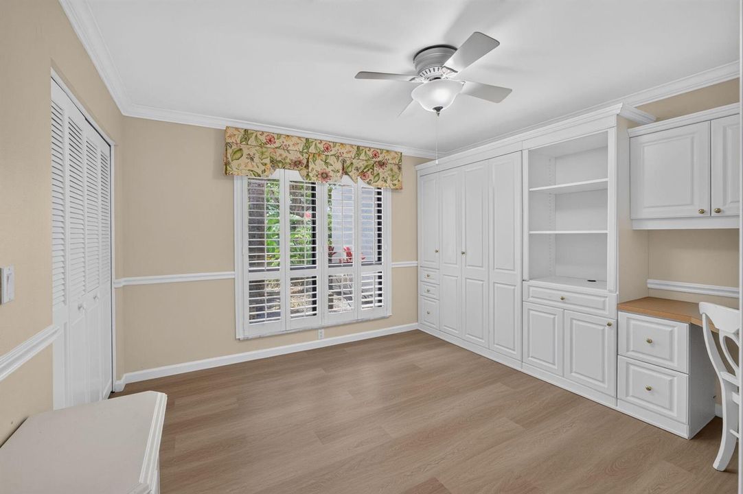 DESK/BUILT INS