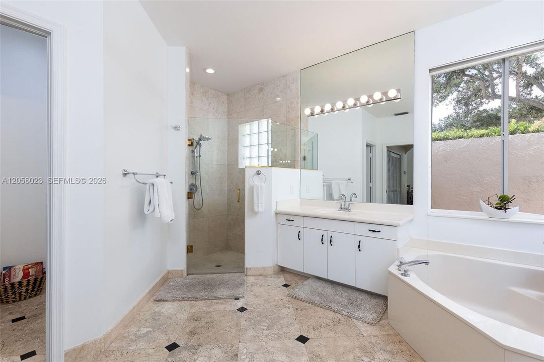 Activo con contrato: $1,320,000 (5 camas, 4 baños, 3060 Pies cuadrados)