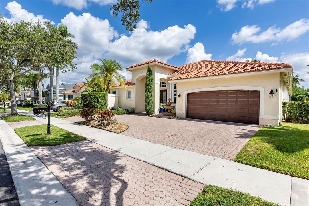Activo con contrato: $1,320,000 (5 camas, 4 baños, 3060 Pies cuadrados)