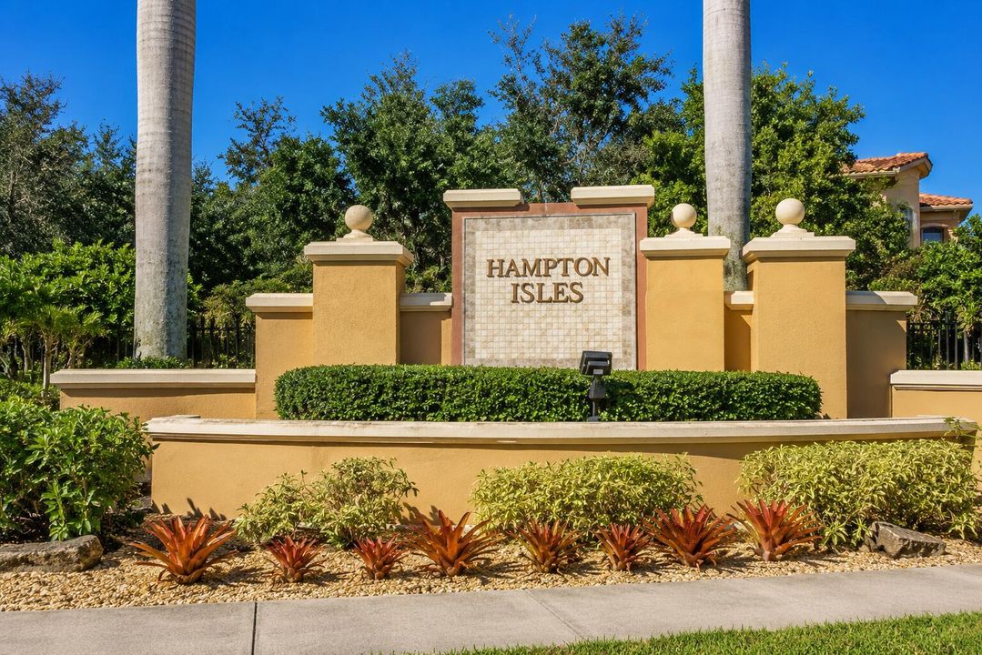 Hamptons Isles Entrance