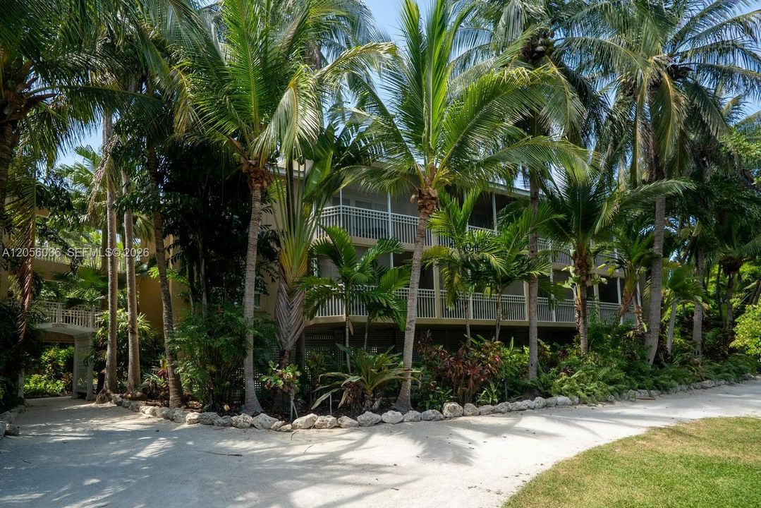 For Sale: $649,000 (1 beds, 1 baths, 550 Square Feet)