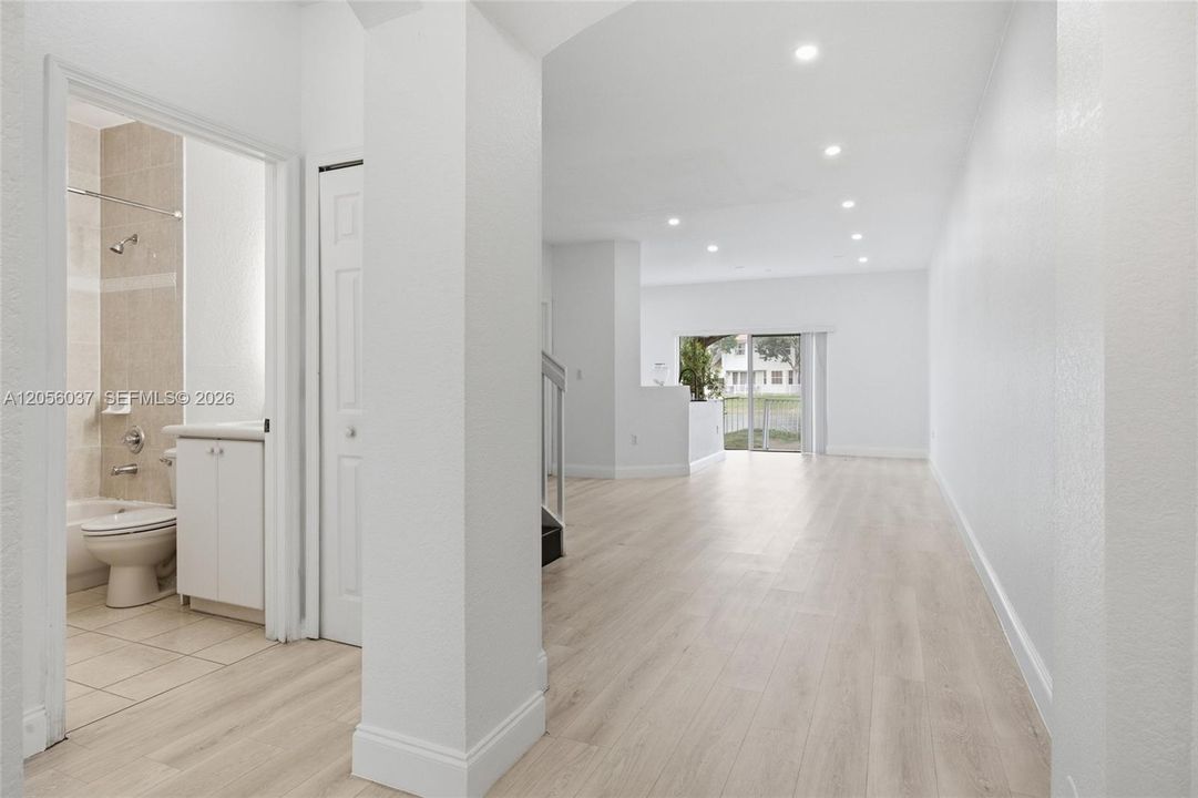 En Venta: $555,000 (3 camas, 3 baños, 1642 Pies cuadrados)