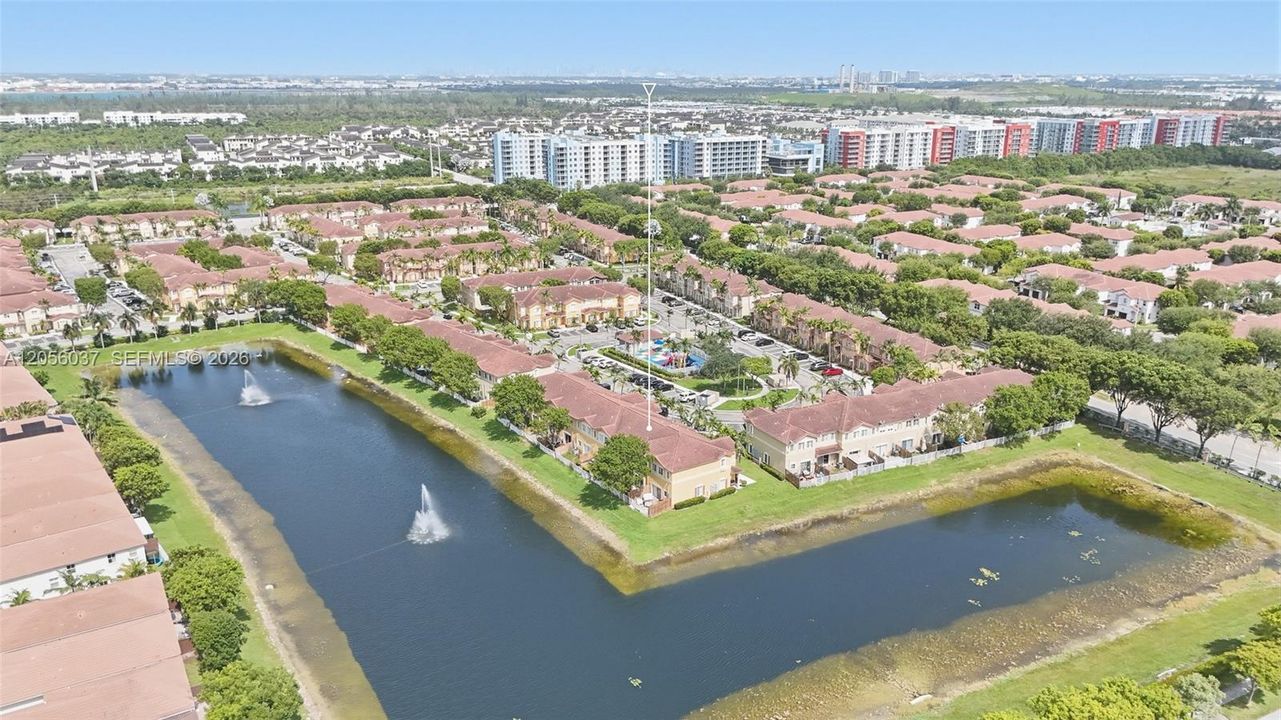 En Venta: $555,000 (3 camas, 3 baños, 1642 Pies cuadrados)