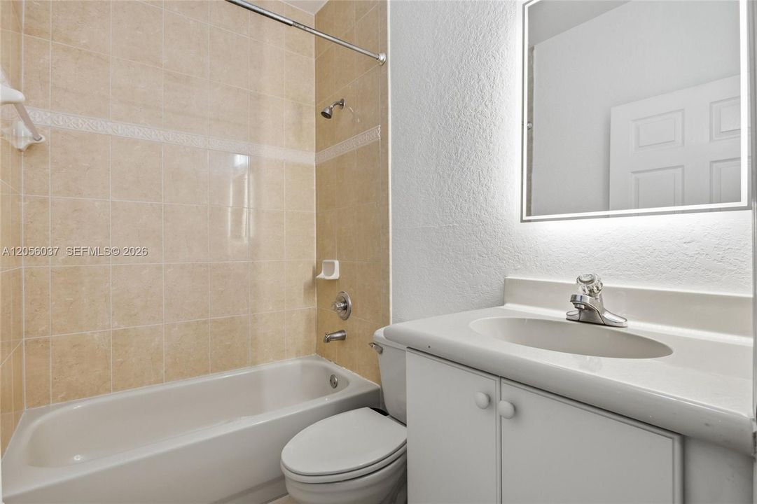 En Venta: $555,000 (3 camas, 3 baños, 1642 Pies cuadrados)