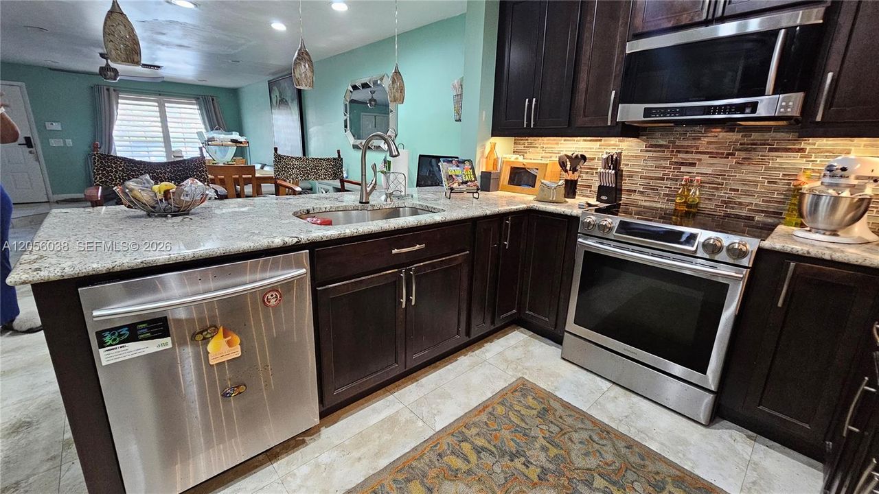 На продажу: $369,000 (2 спален, 2 ванн, 1184 Квадратных фут)