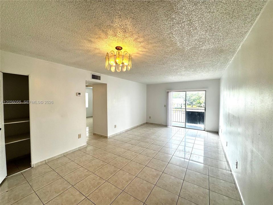 For Rent: $1,900 (2 beds, 1 baths, 910 Square Feet)