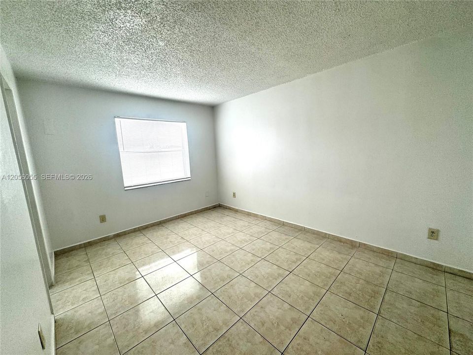 For Rent: $1,900 (2 beds, 1 baths, 910 Square Feet)