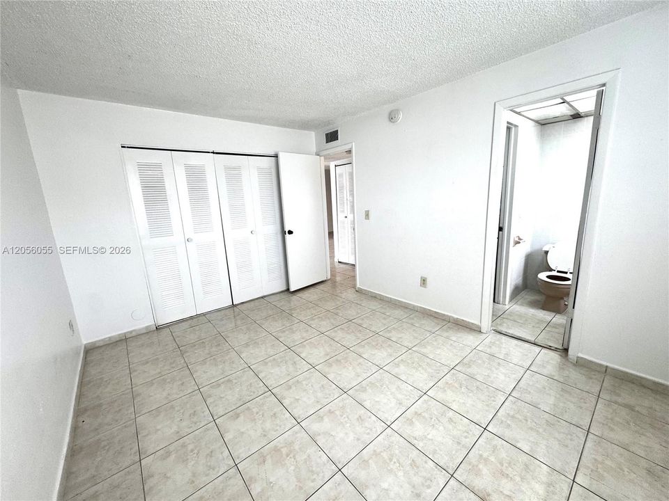For Rent: $1,900 (2 beds, 1 baths, 910 Square Feet)