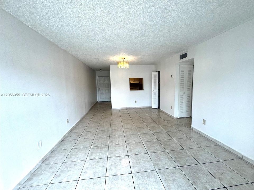 For Rent: $1,900 (2 beds, 1 baths, 910 Square Feet)