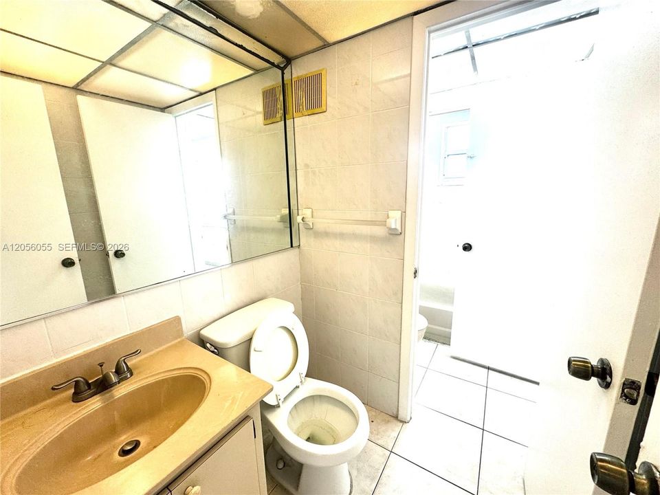 For Rent: $1,900 (2 beds, 1 baths, 910 Square Feet)